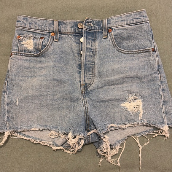 Levi’s Ribcage Shorts - Picture 2 of 4